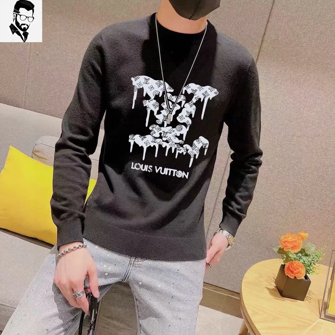 🅿️240 【LV Louis Vuitton】Autumn and winter classic round neck pullover sweater, in full condition! ! ! Wool blended fabric, the latest model in 2025, golden ratio! ! Slim-fitting soft gold, versatile and practical item, the combination and practicality are extremely powerful, simple and elegant, and classy! To create your own style, it is highly recommended to buy it in two colors. The standard slim fit tailoring process is suitable for both young and old men. It is knitted from wool and will not cause any discomfort! While keeping warm, it is stylish, textured and wearable, and the classic logo with contrasting colors on the chest feels in place! ! Recommended for regular customers! ! Size M-3XL (maximum wear: 190 pounds)